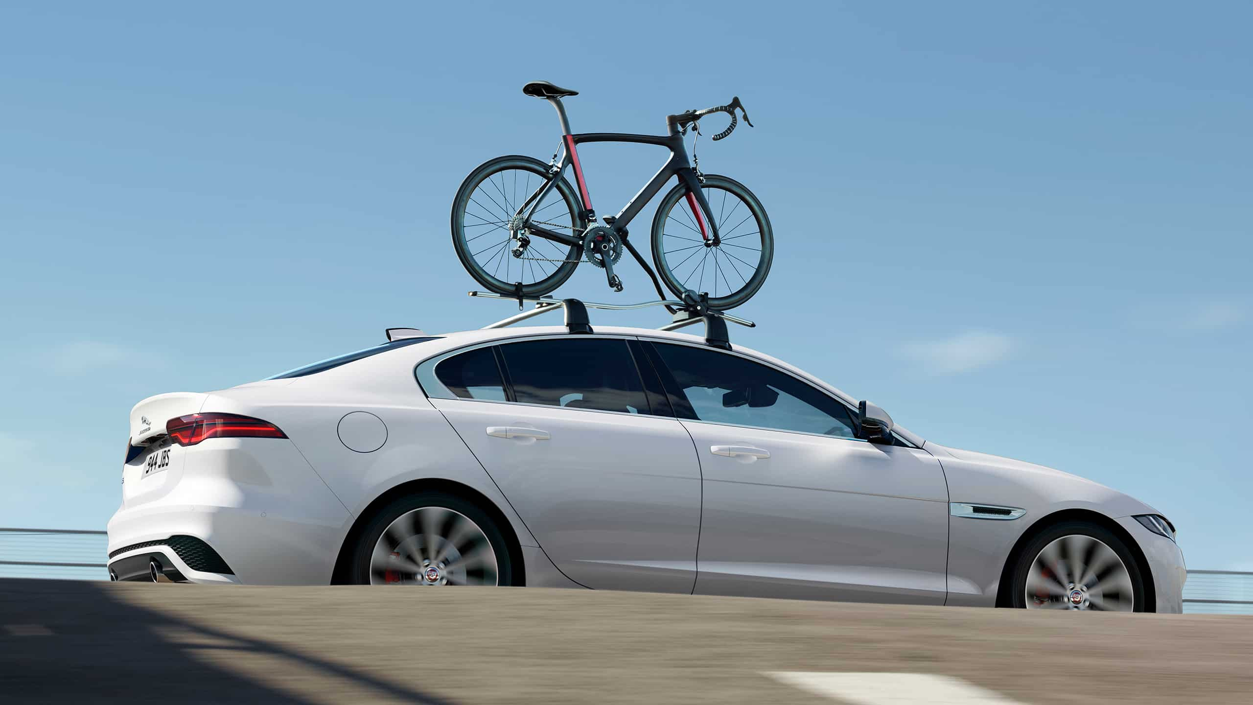 Wheel mounted bike carrier on car roof